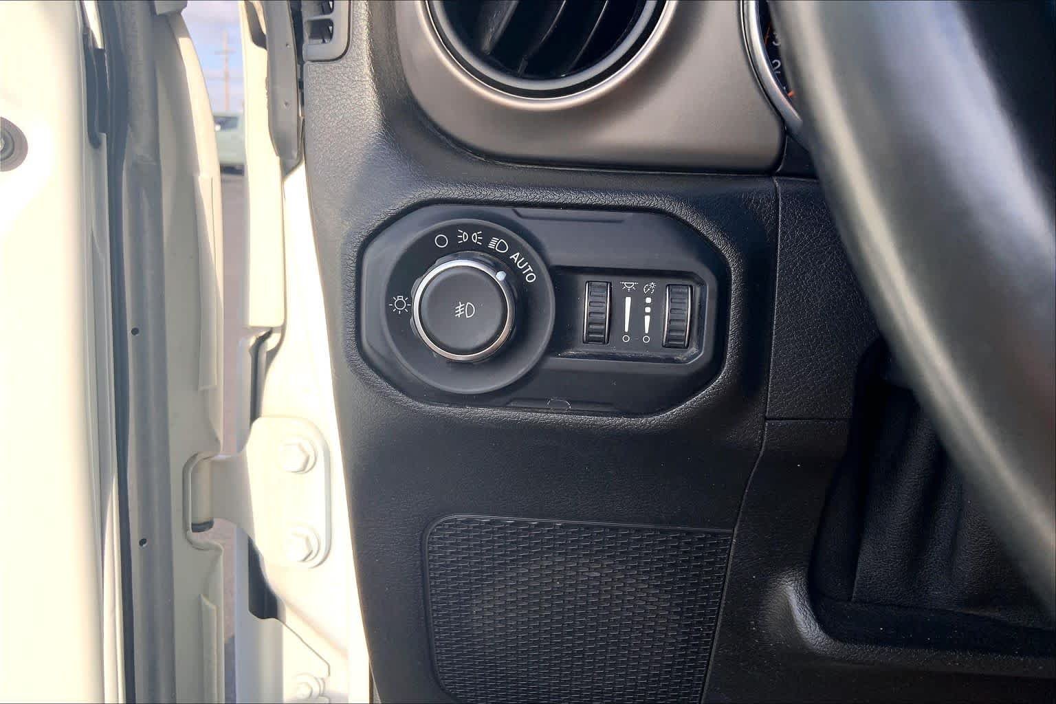 Used 2019 Bright White Clearcoat Jeep Sport S image 36