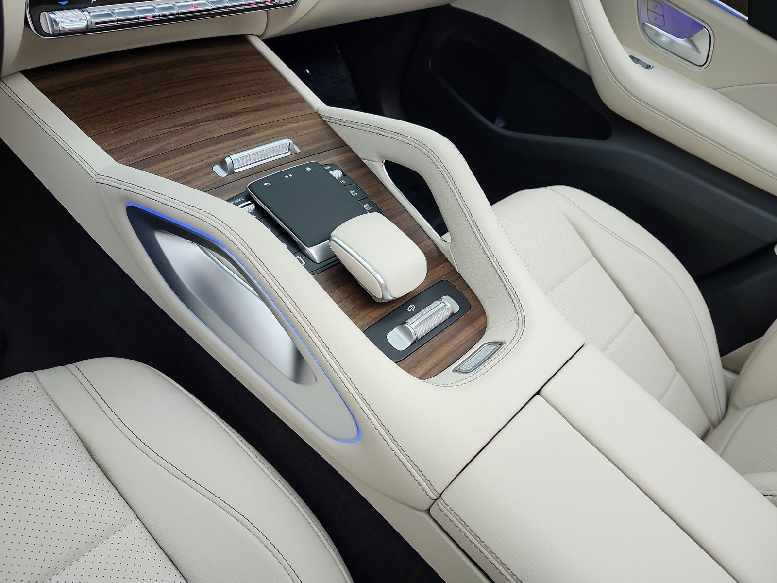 New 2026 MANUFAKTUR Cote d'Azur Light Blue Metallic Mercedes-Benz GLE 450 4MATIC® SUV image 40