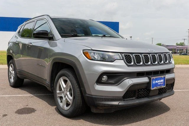 Used 2023 Silver Jeep Latitude image 4