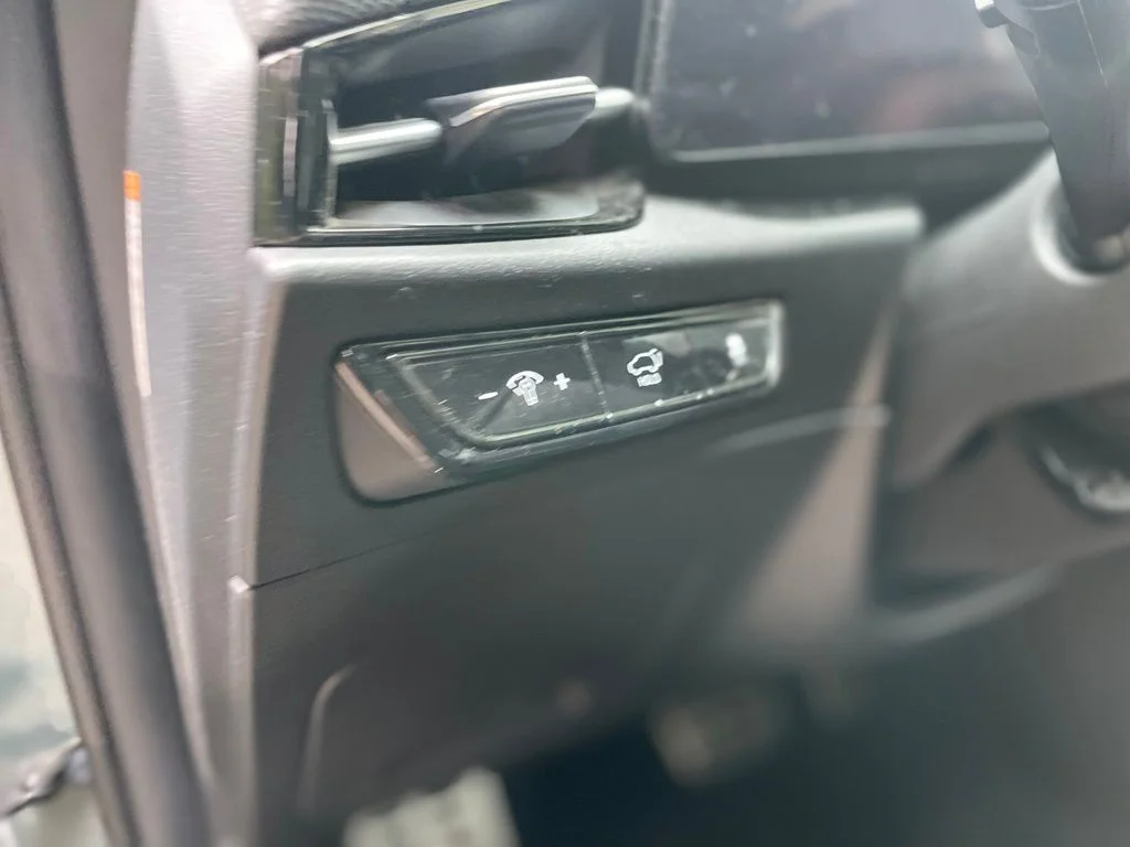 Used 2023 Cityscape Green Kia Wave image 11