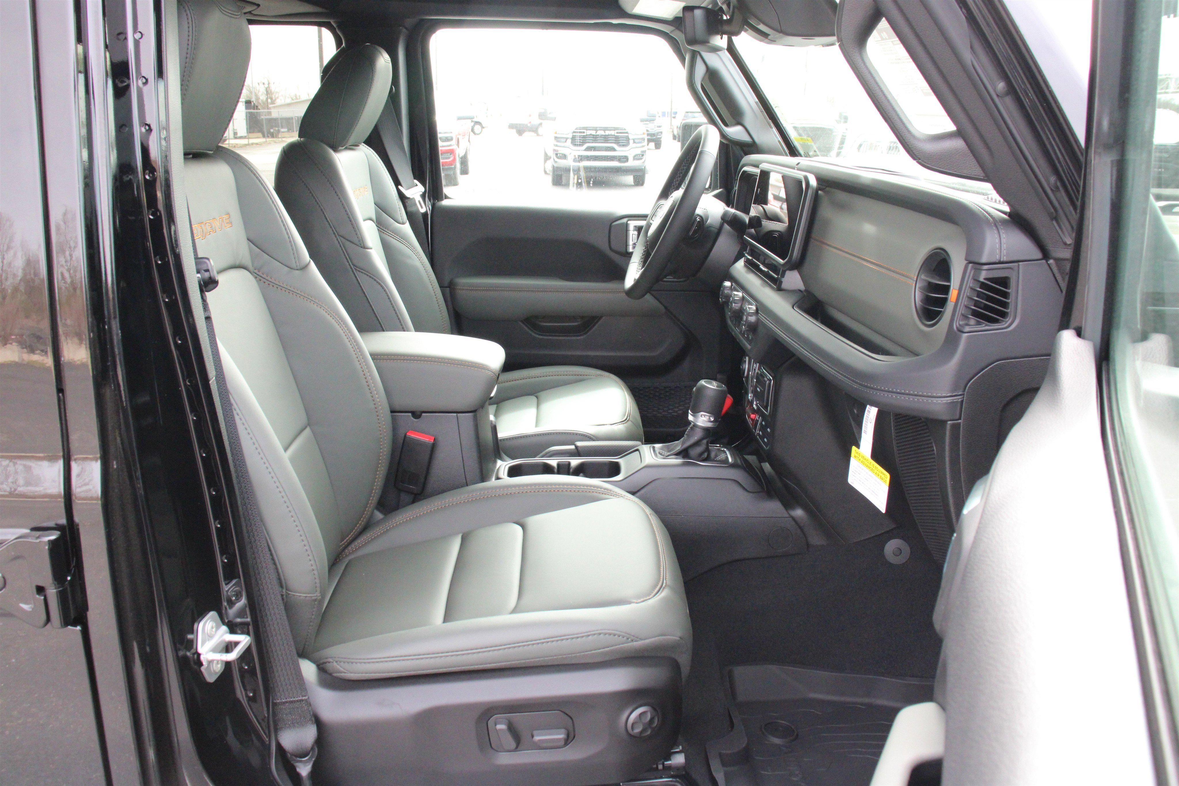 New 2026 Black Clear-Coat Exterior Paint Jeep Mojave X image 28