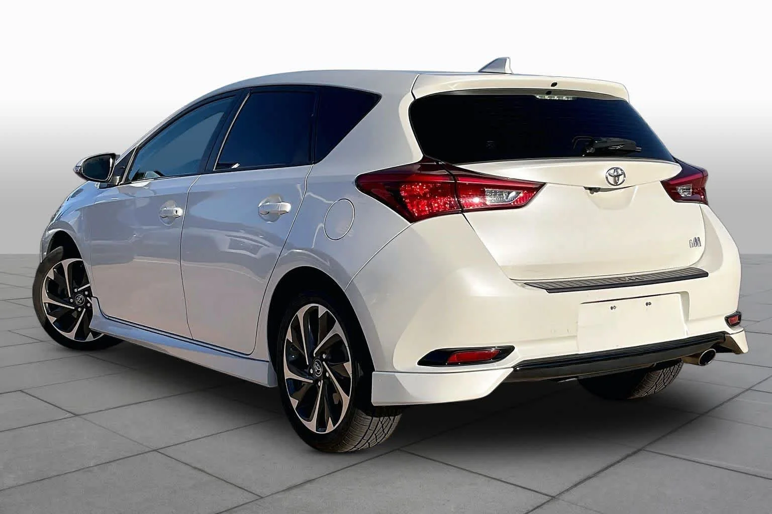 Used 2018 Blizzard Pearl Toyota  image 12
