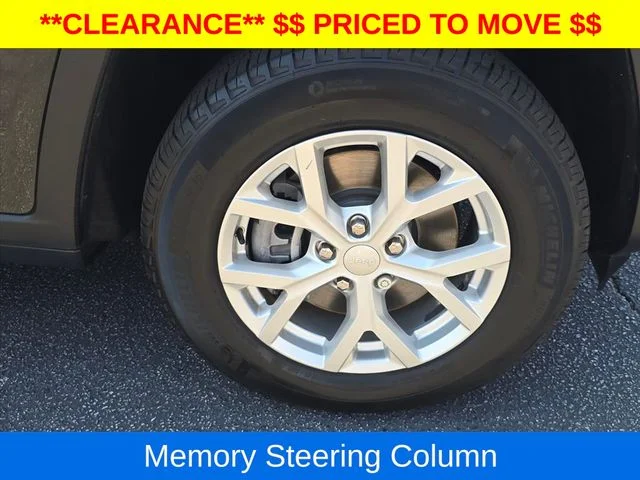 Used 2023  Jeep Limited image 33