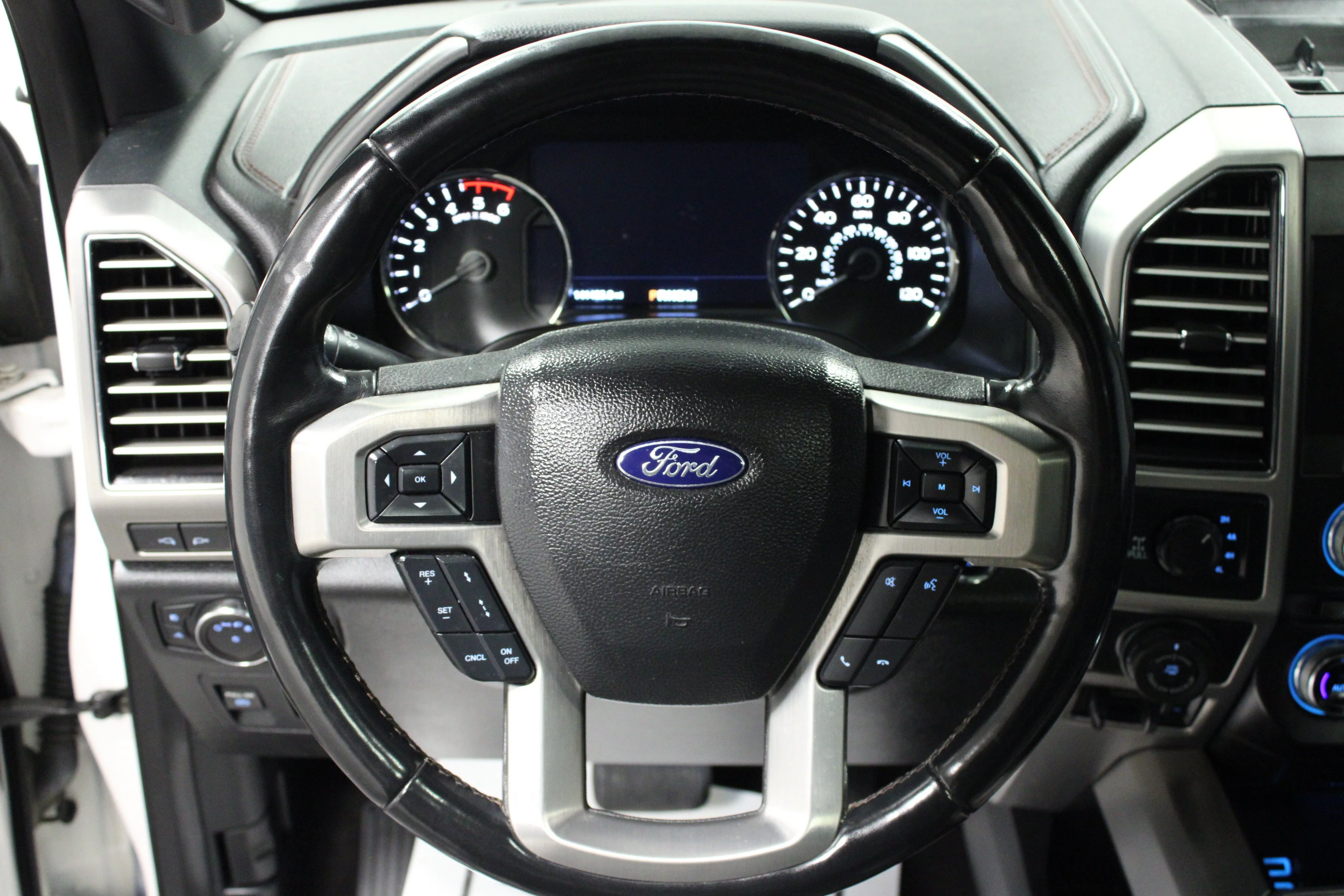 Used 2018 White Platinum Metallic Tri-Coat Ford Platinum image 17