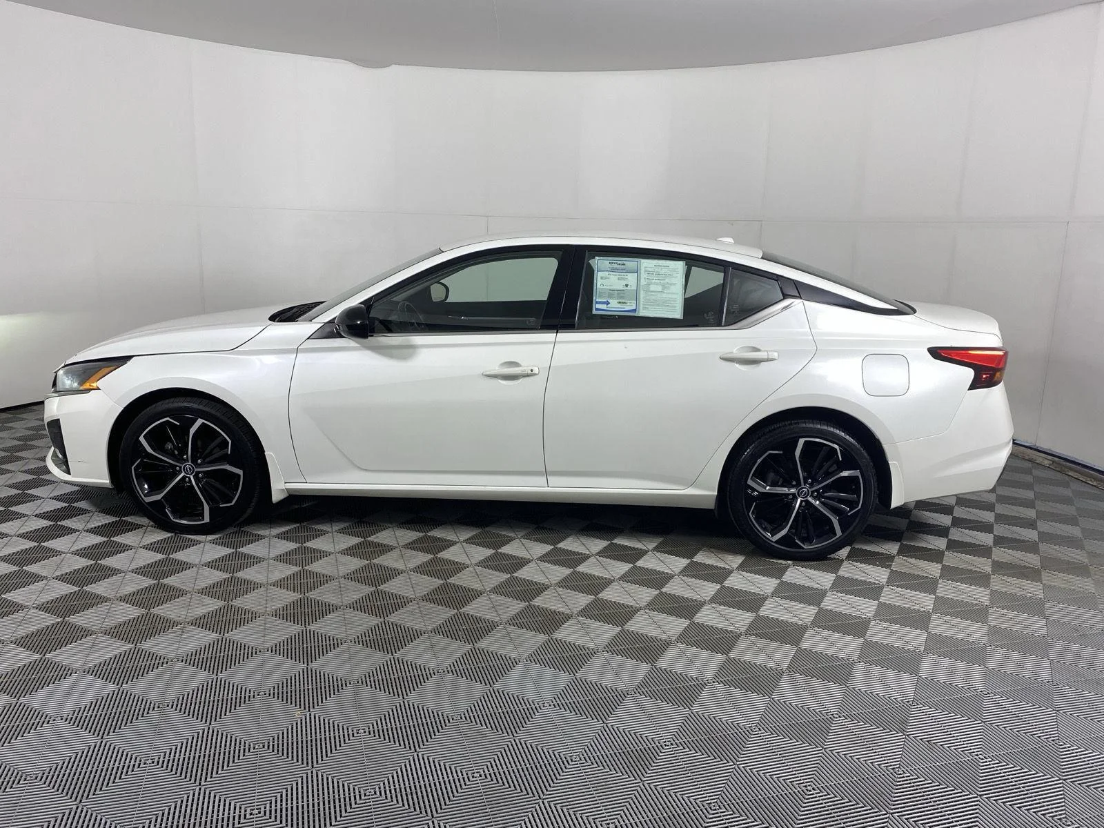 Used 2024 Pearl White Tricoat Nissan 2.5 SR image 4