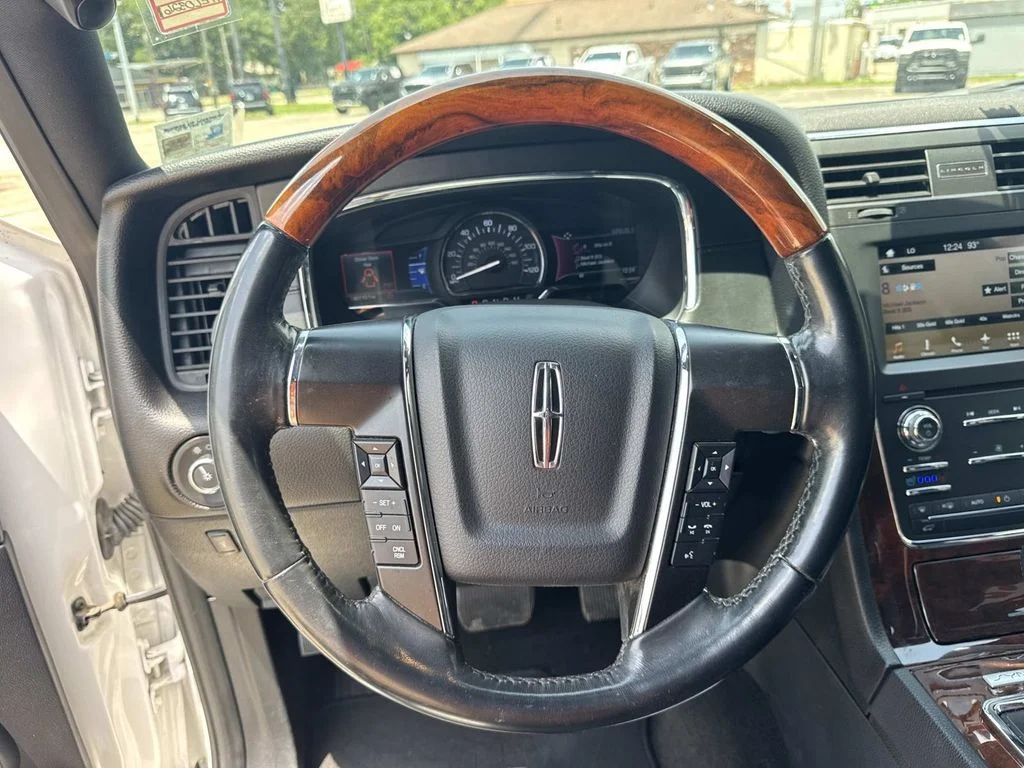 Used 2017 White Lincoln Select image 45