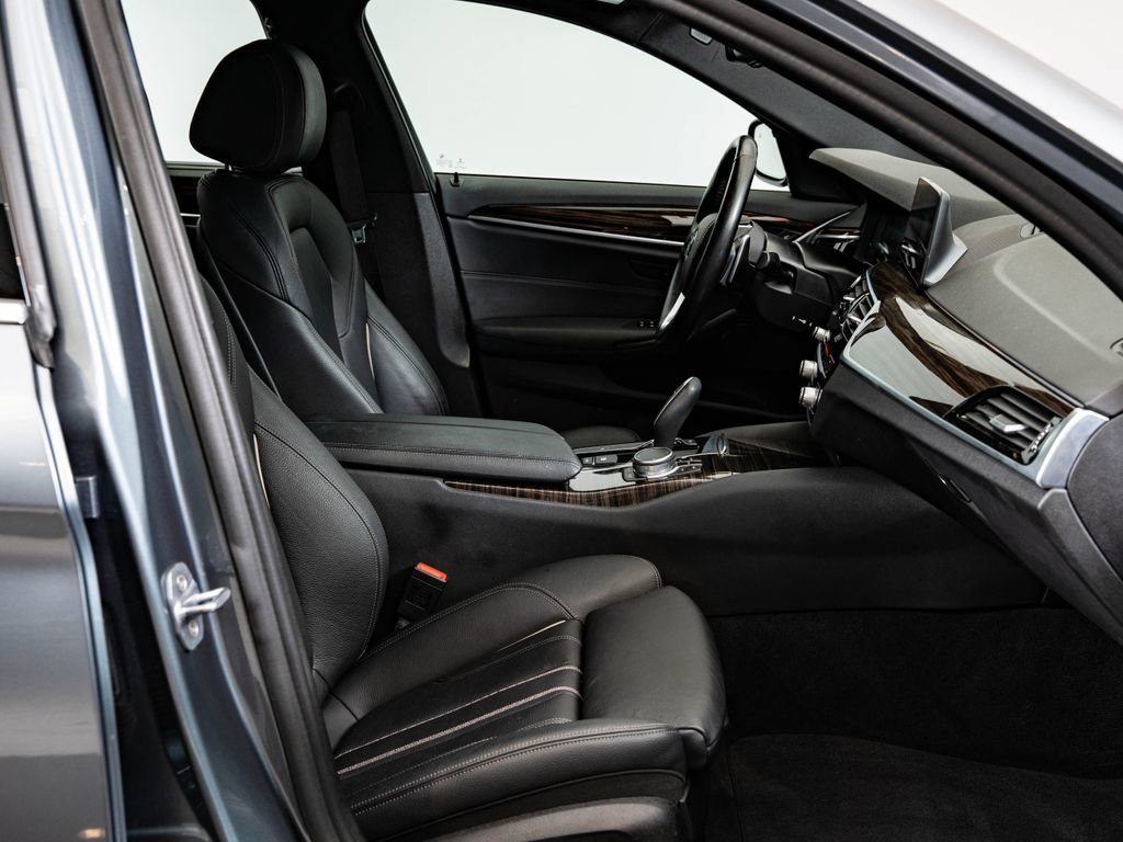 Used 2019 Bluestone Metallic BMW 540i xDrive image 24