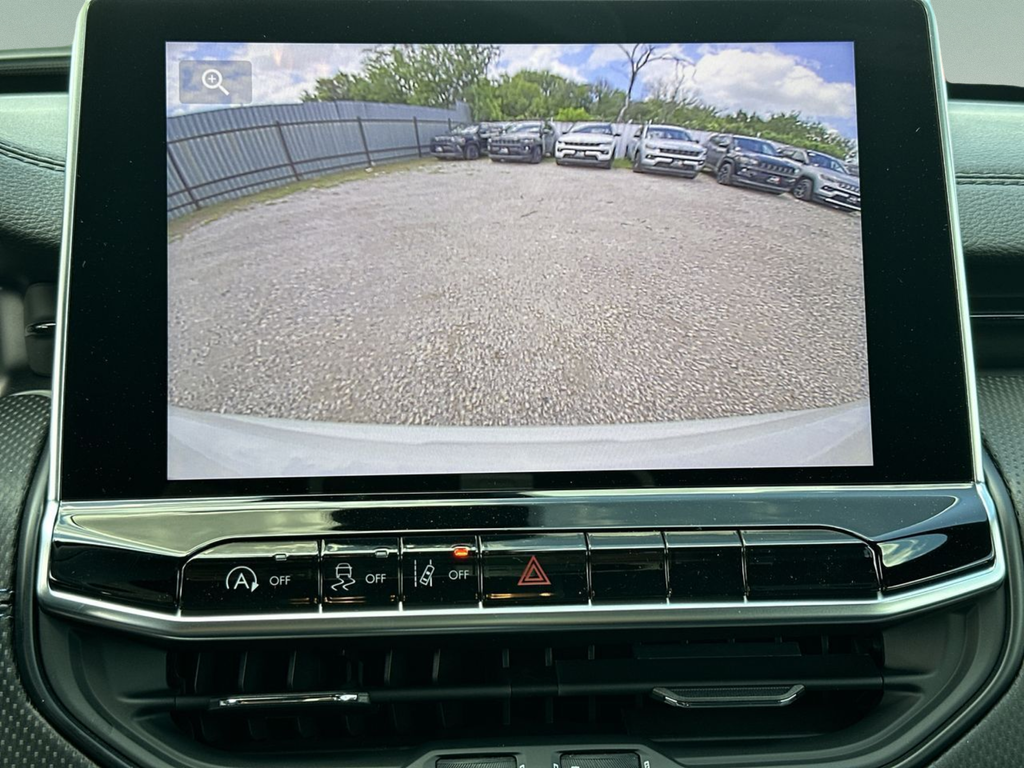 New 2026 Bright White Clear-Coat Exterior Paint Jeep Latitude image 32