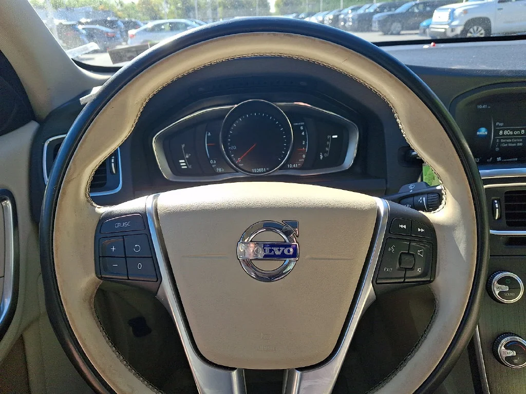 Used 2015 Blue Volvo T5 Premier image 18