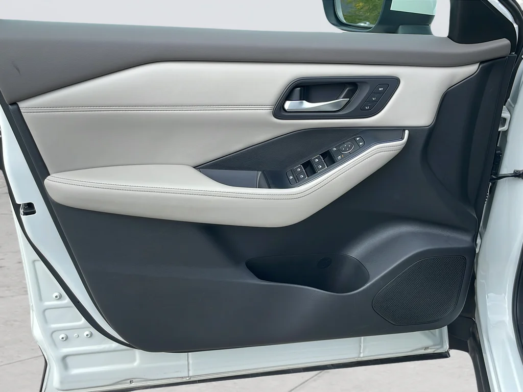 Used 2022 White Nissan SL image 24