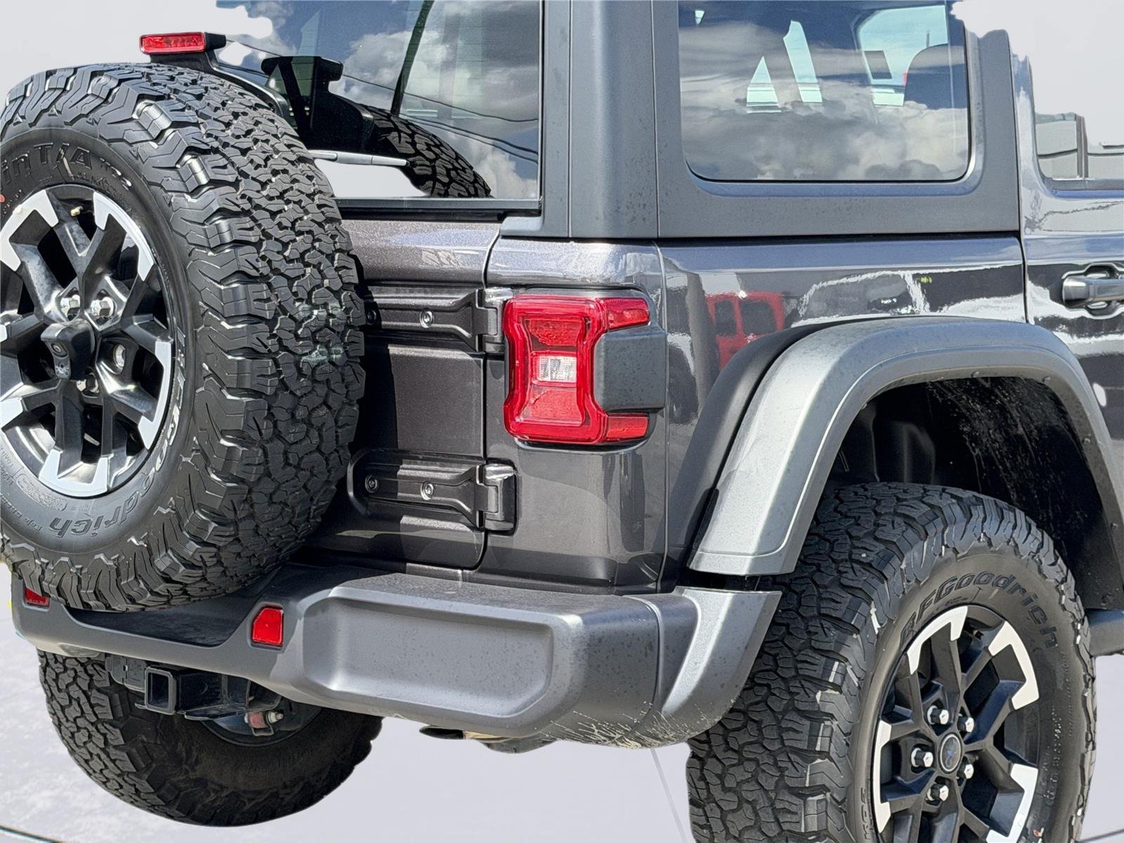 Used 2025 Granite Crystal Metallic Clearcoat Jeep Rubicon image 10