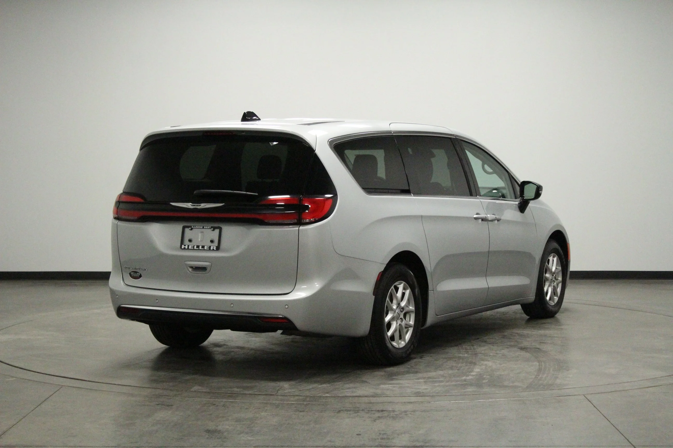 Used 2024 Silver Mist Clearcoat Chrysler Touring L image 8