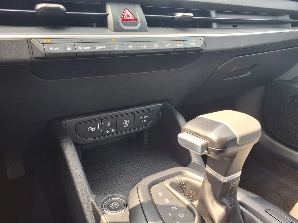 Used 2025 White Kia LXS image 27