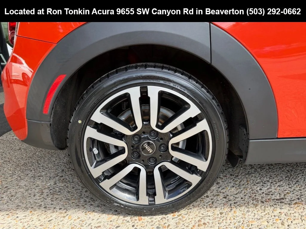 Used 2019 Solaris Orange Metallic MINI Classic image 9