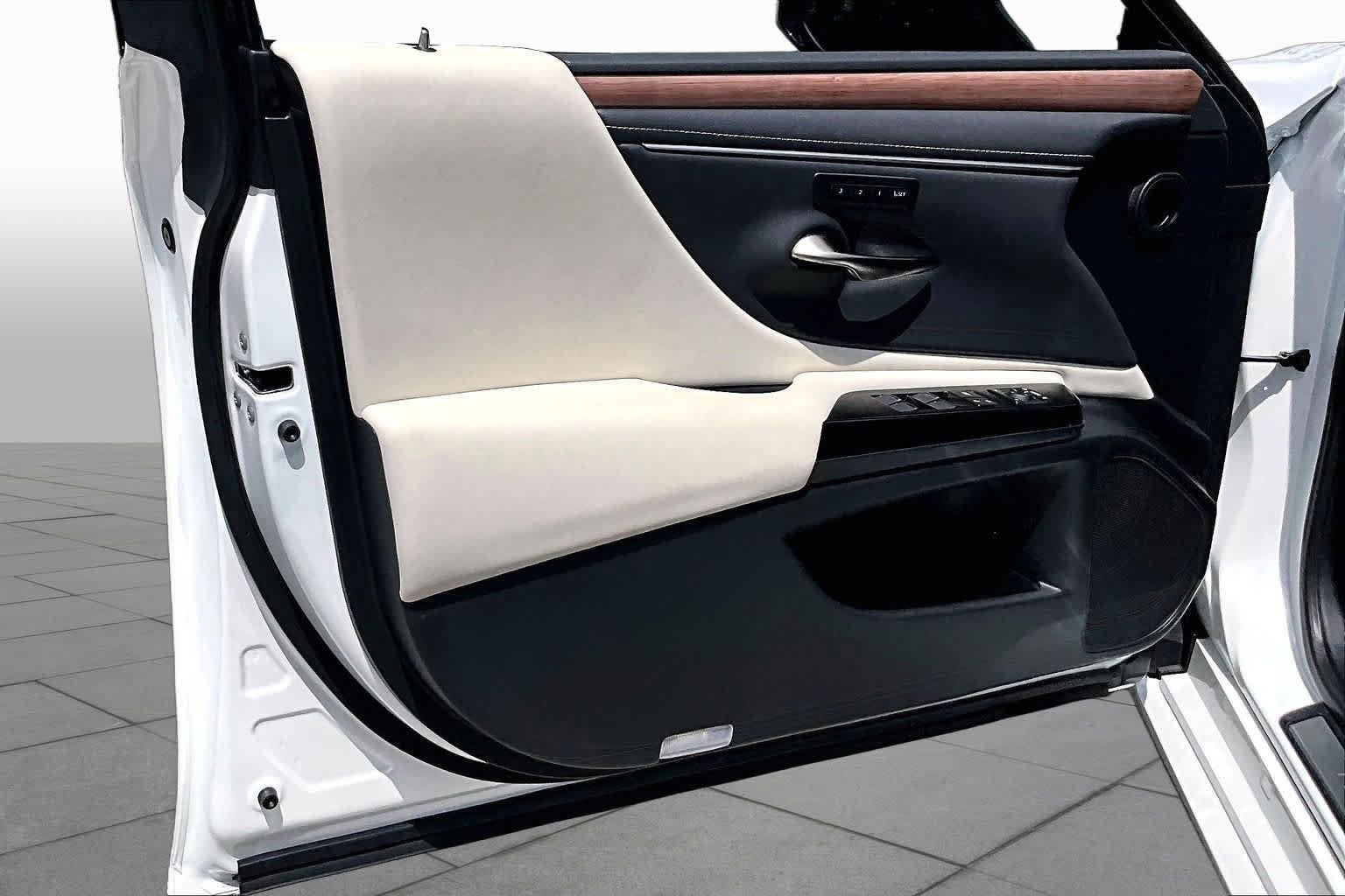 Used 2025 Eminent White Pearl Lexus  image 26