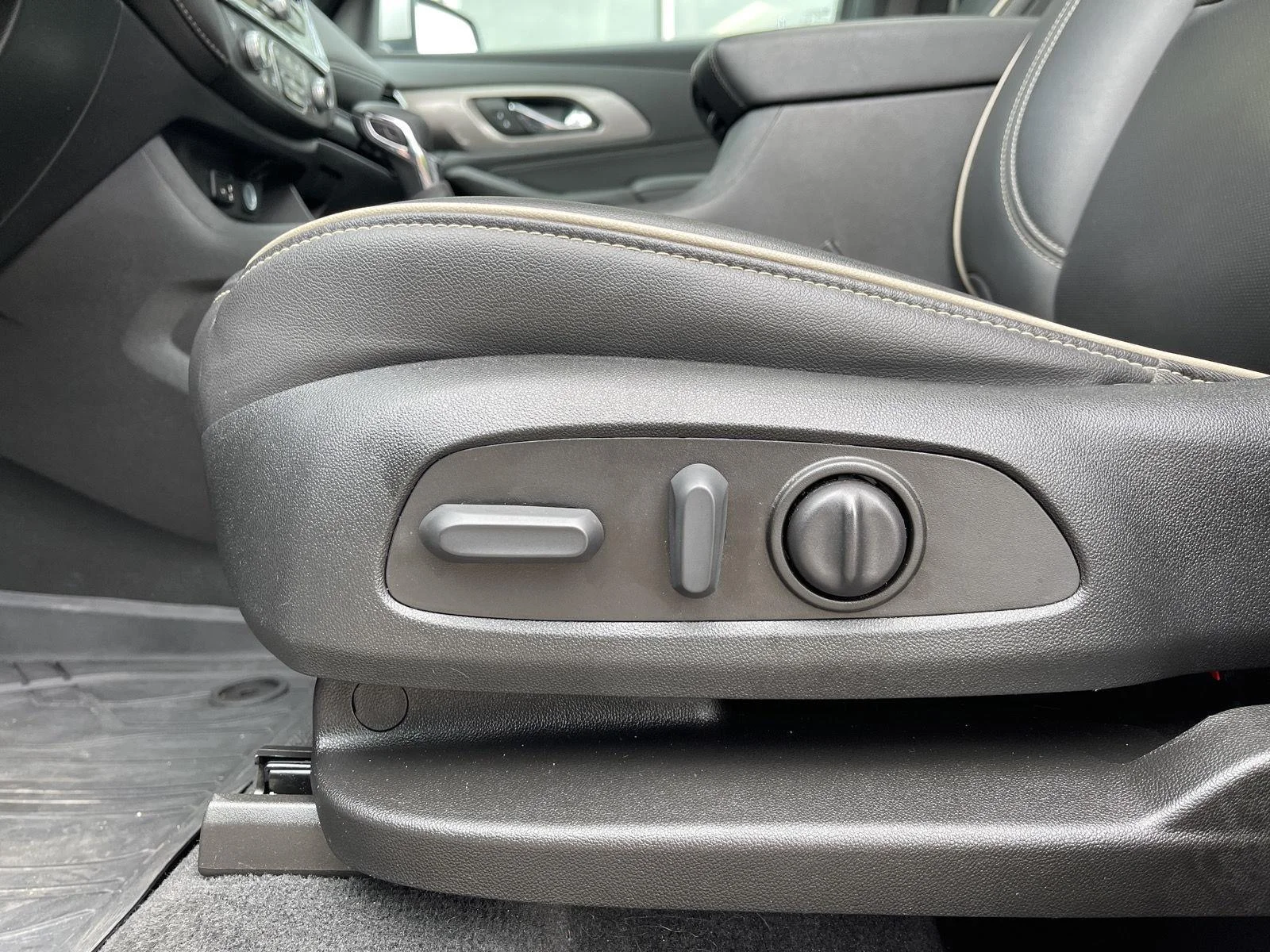 Used 2023 Iridescent Pearl Tricoat Chevrolet Premier image 17