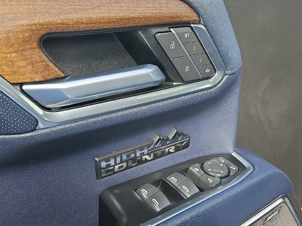 Used 2022 IRIDESCENT PEARL TRICOAT Chevrolet High Country image 12