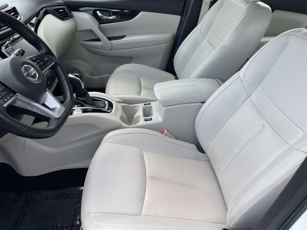 Used 2022 White Nissan SL image 20