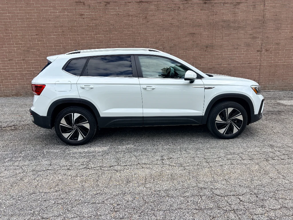 Used 2024 Pure White Volkswagen SE image 6