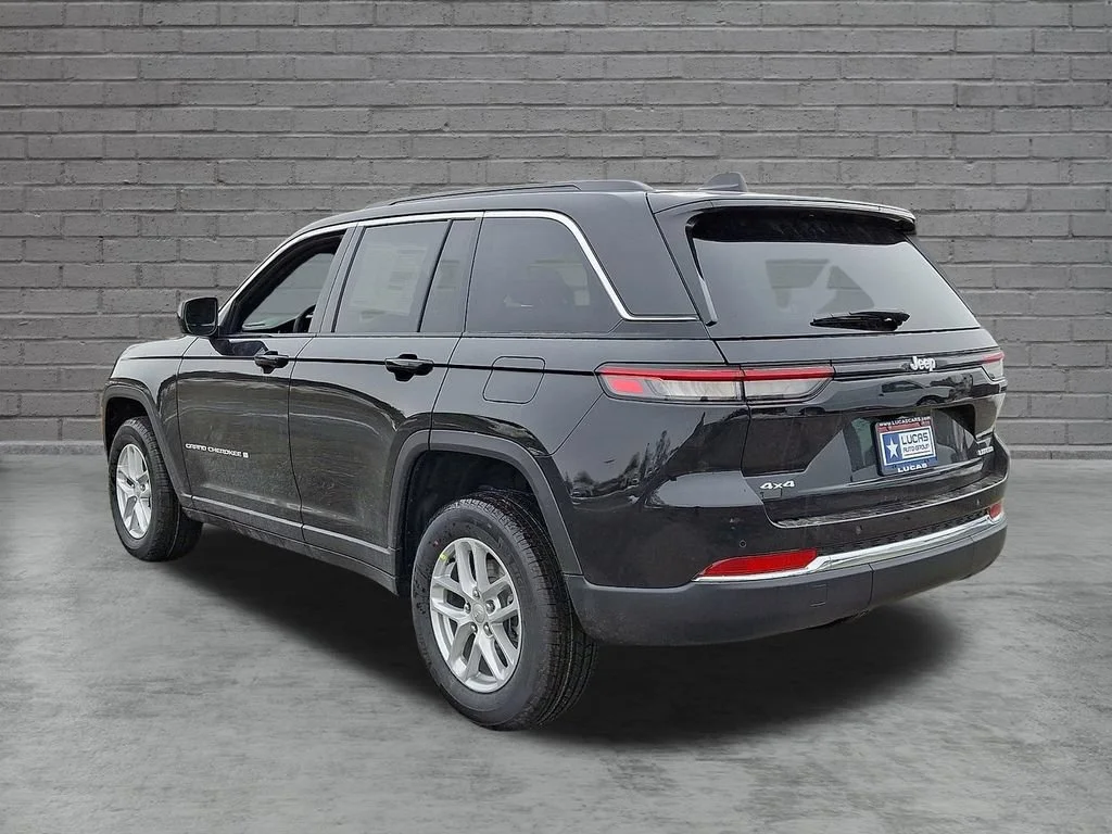 New 2026 Diamond Black Crystal Pearlcoat Jeep Laredo X image 6