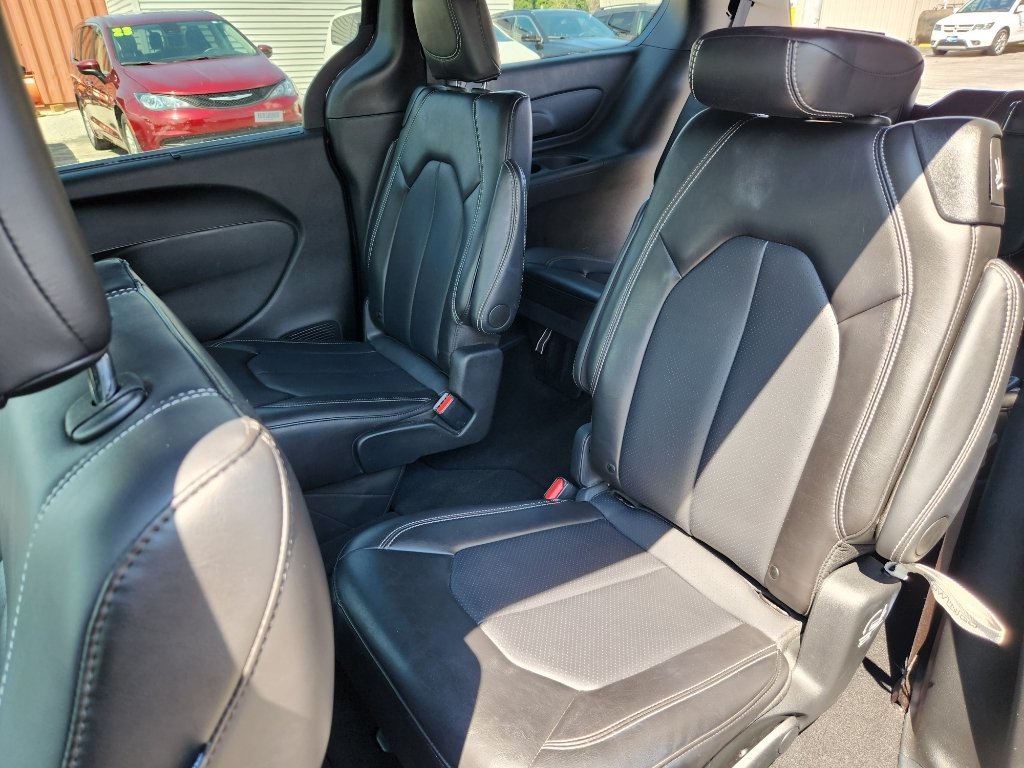Used 2025 Diamond Black Crystal Pearlcoat Chrysler Select image 14