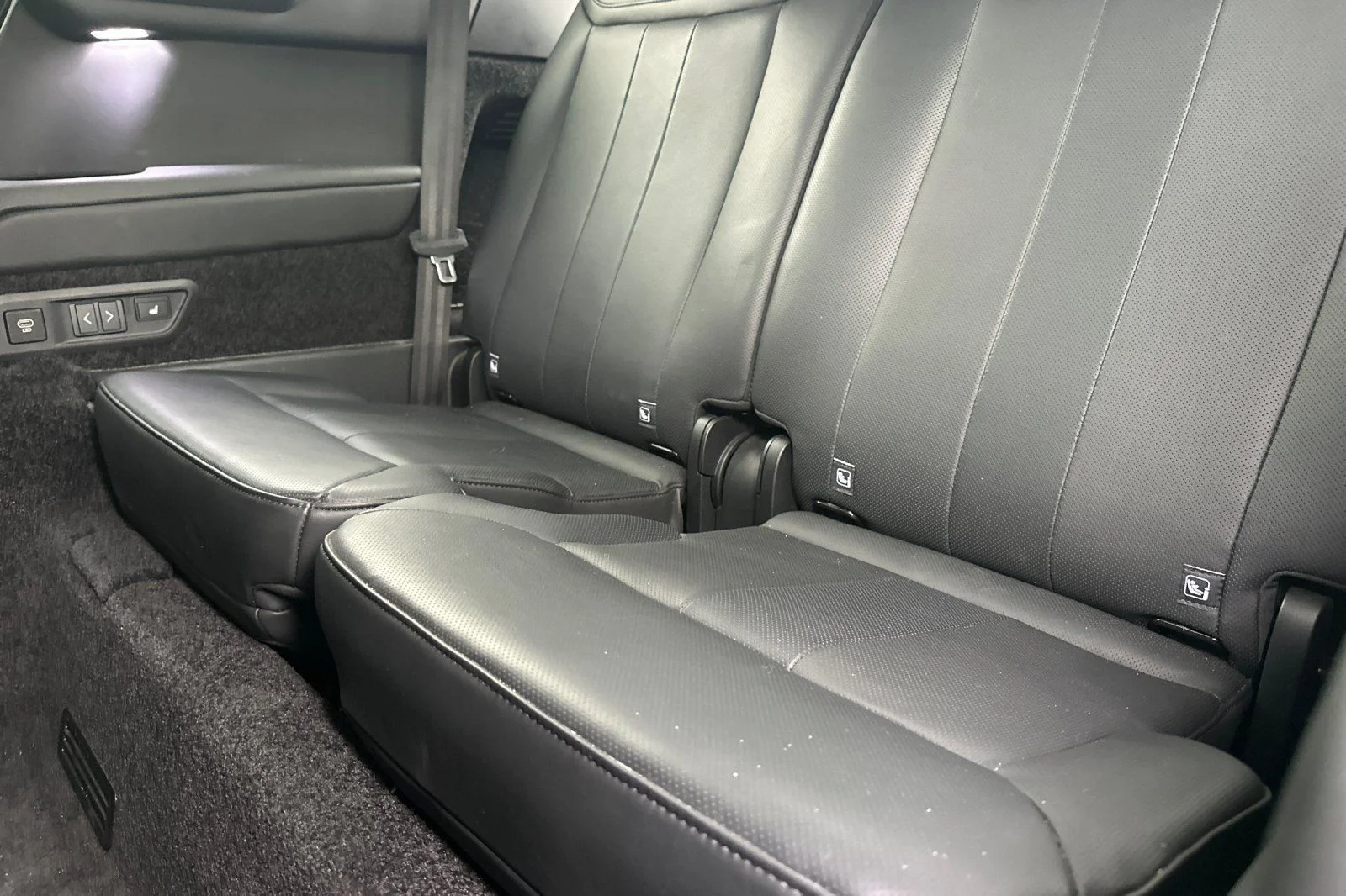 Used 2024 White Land Rover SE image 18