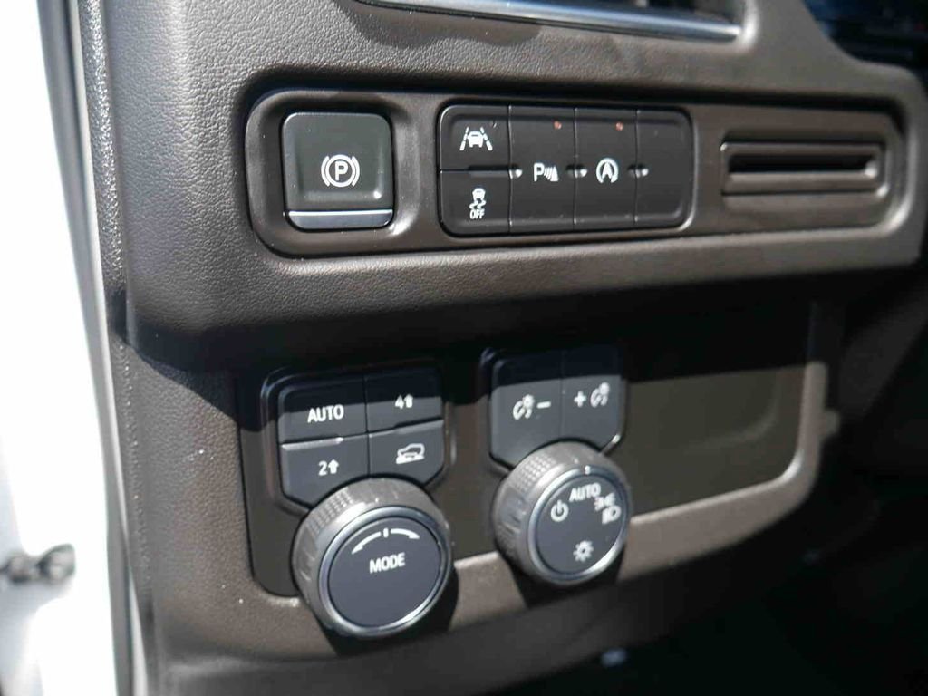 Used 2024 White Chevrolet LT image 28