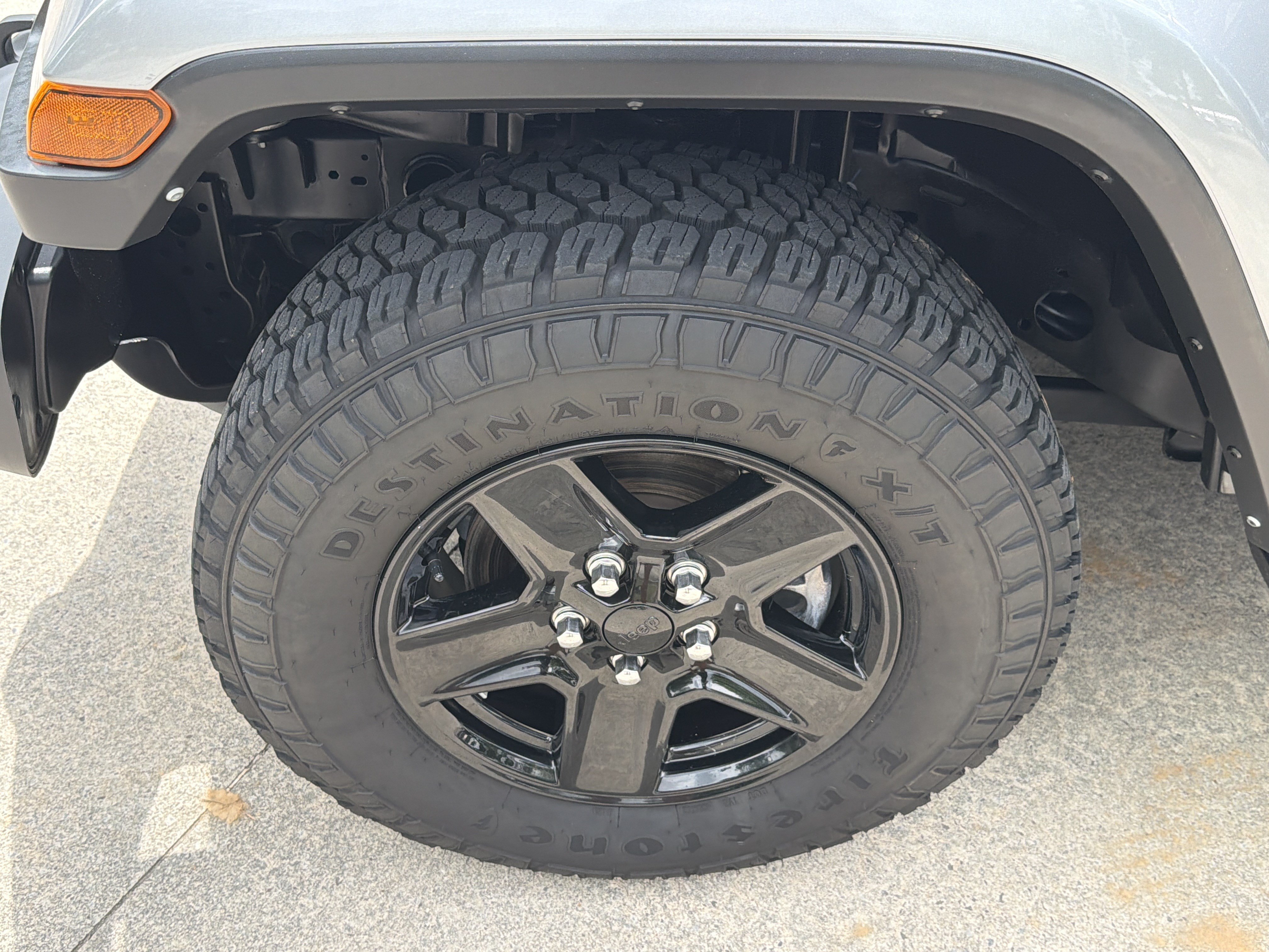 Used 2021 Billet Silver Metallic Clearcoat Jeep Sport S image 11