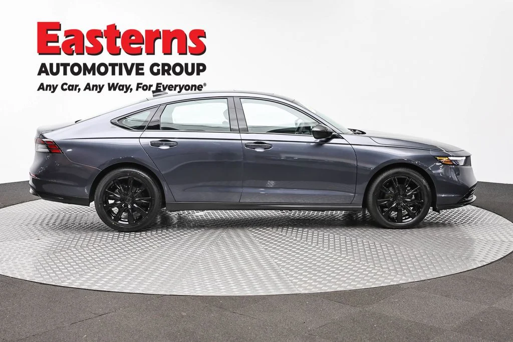Used 2025 Gray Honda SE image 4
