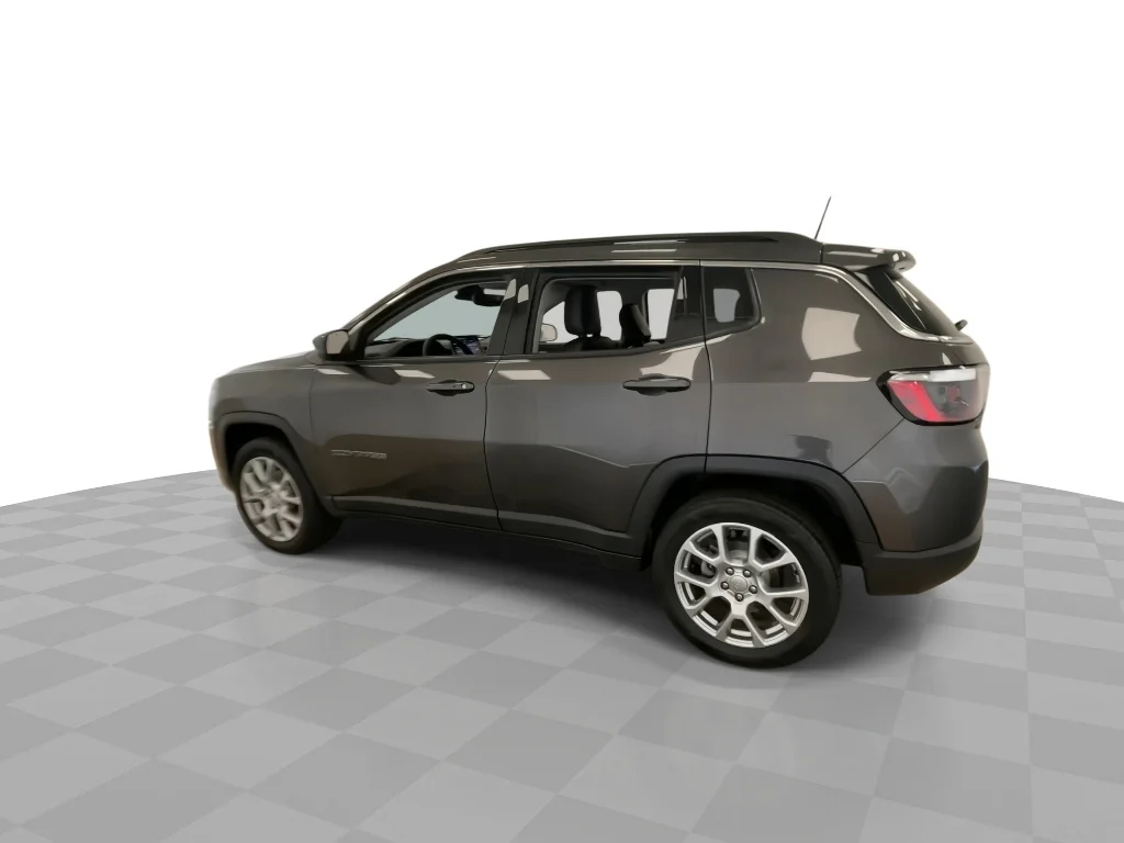 Used 2022 Granite Crystal Metallic Clear Coat Jeep Latitude Lux image 7
