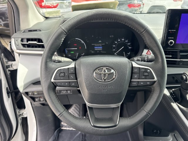 2025 Toyota Sienna XLE - Photo 14