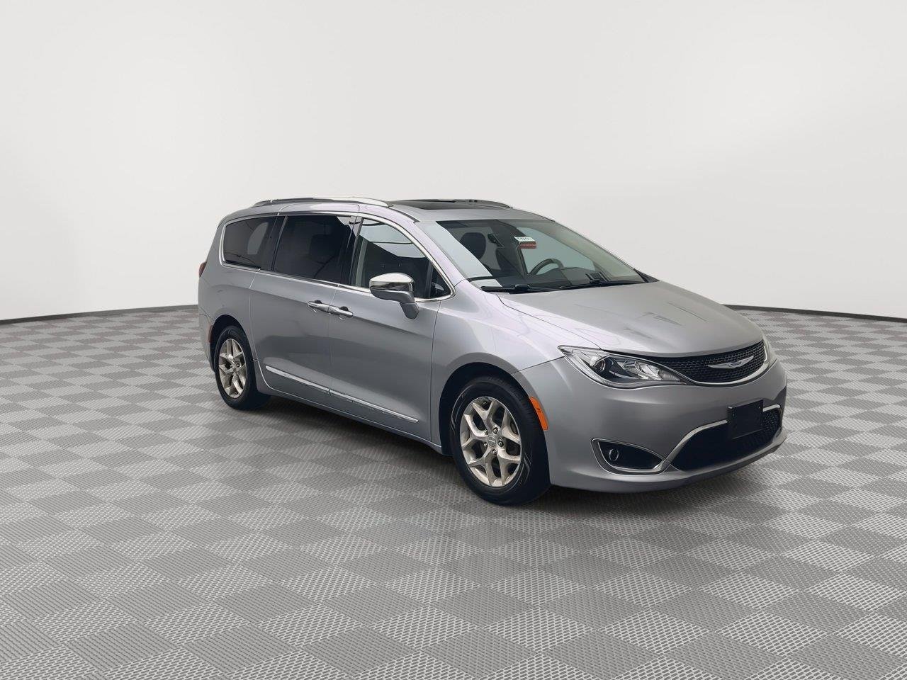 Used 2018 Billet Silver Metallic Clearcoat Chrysler Limited image 36