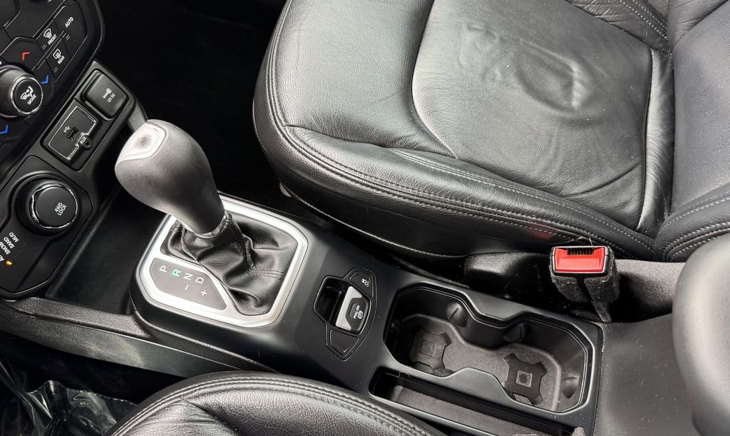 Used 2018 Gray Jeep Latitude image 23