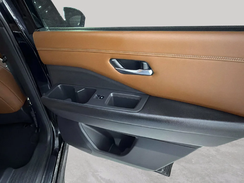 Used 2022 Black Nissan Platinum image 40