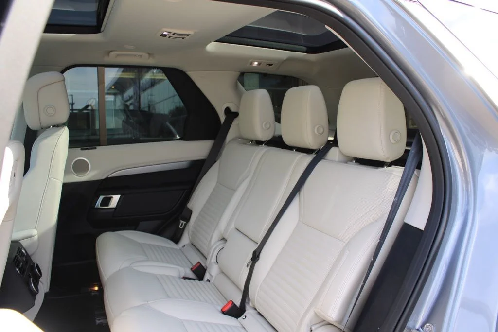 Certified Used 2025  Land Rover Dynamic SE image 36