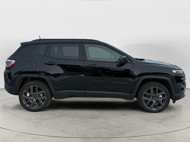 New 2026 Diamond Black Crystal Pearl-Coat Exterior Paint Jeep Limited image 6