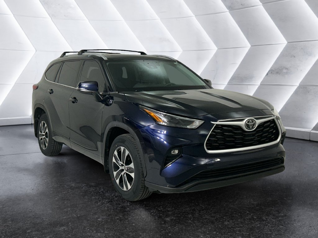 Used 2023  Toyota XLE image 1