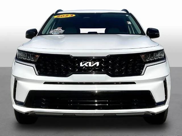 Used 2023 White Kia S image 2