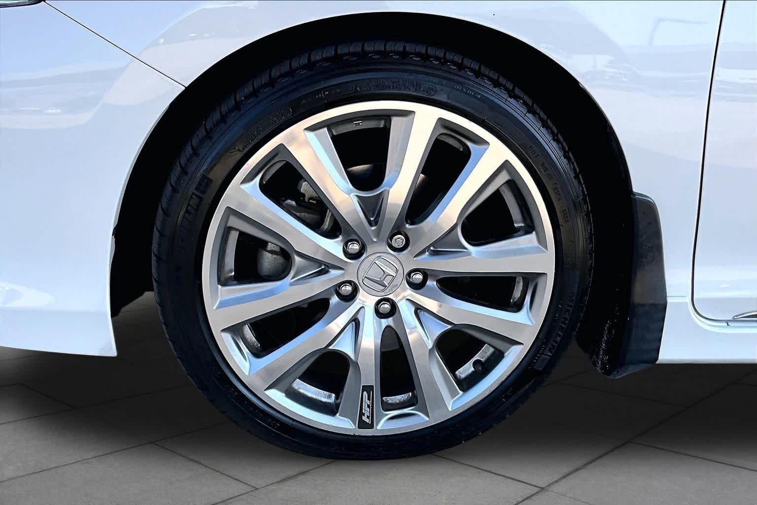 Used 2017 White Orchid Pearl Honda Touring image 11