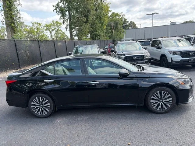 Used 2025 Super Black Clearcoat Nissan 2.5 SV image 4