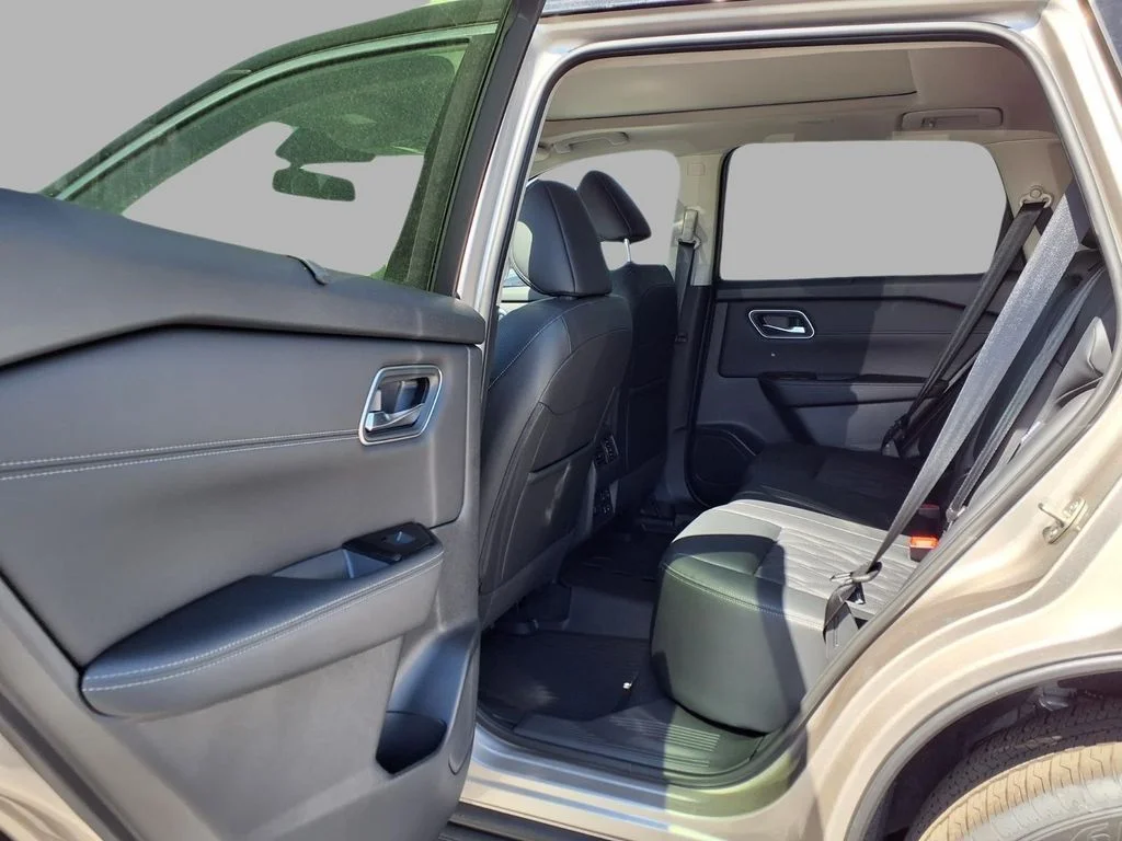 New 2026 Champagne Silver Metallic / Super Black Two-tone Nissan Platinum image 24