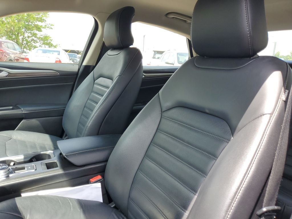 Used 2017 Red Ford SE image 10