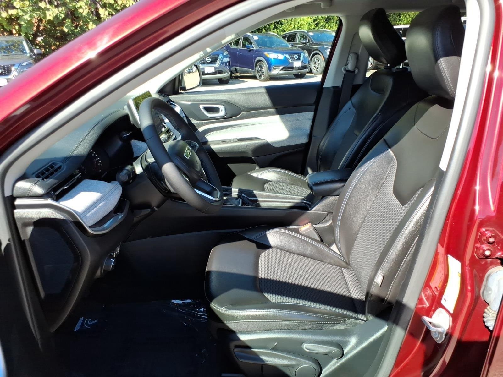 Used 2022 Velvet Red Pearlcoat Jeep Latitude image 11