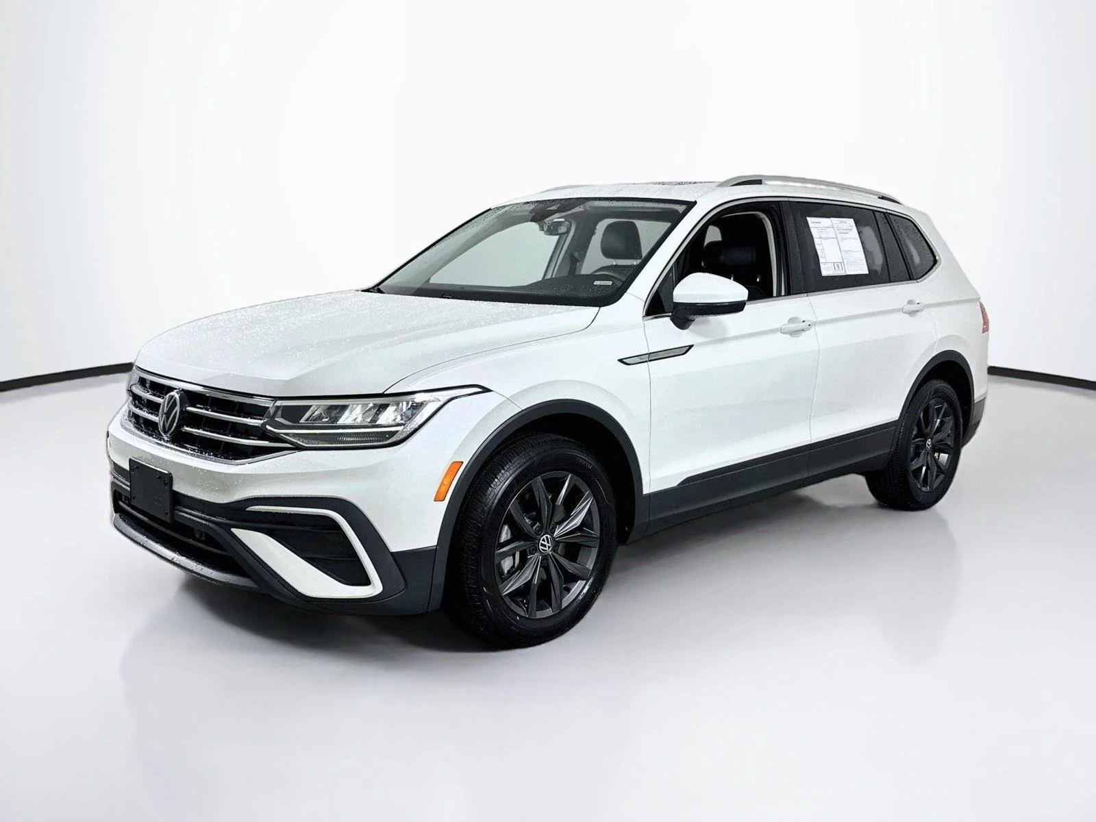 Used 2023 Opal White Pearl Volkswagen SE image 1