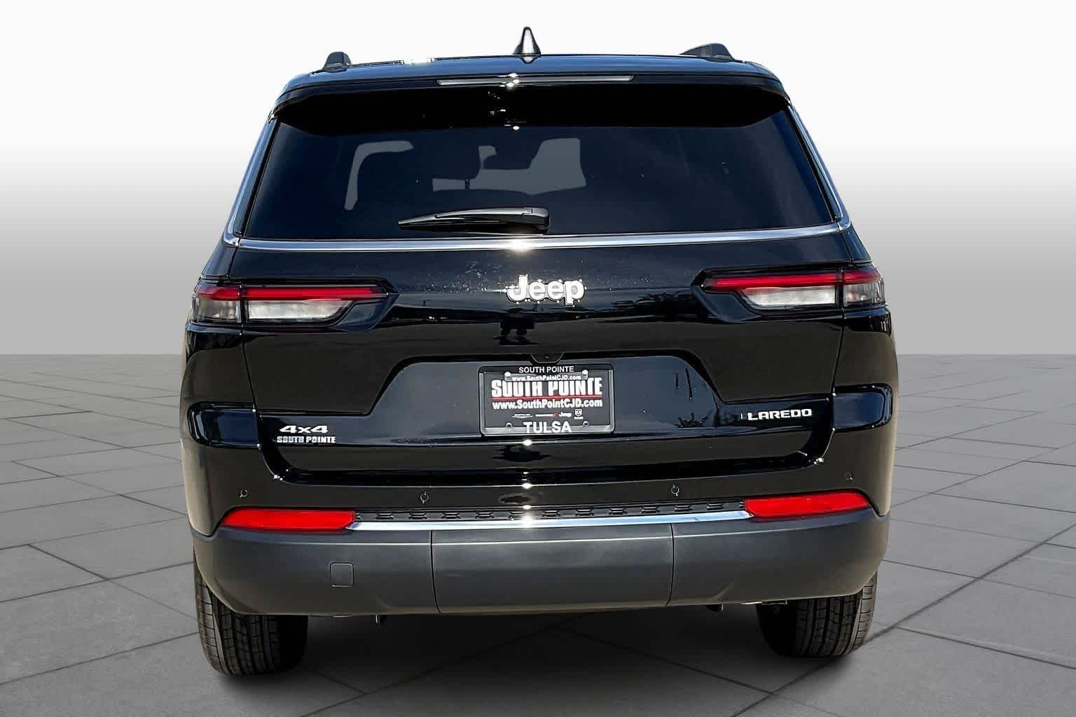 New 2025 Diamond Black Crystal Pearl-Coat Exterior Paint Jeep Laredo X image 4