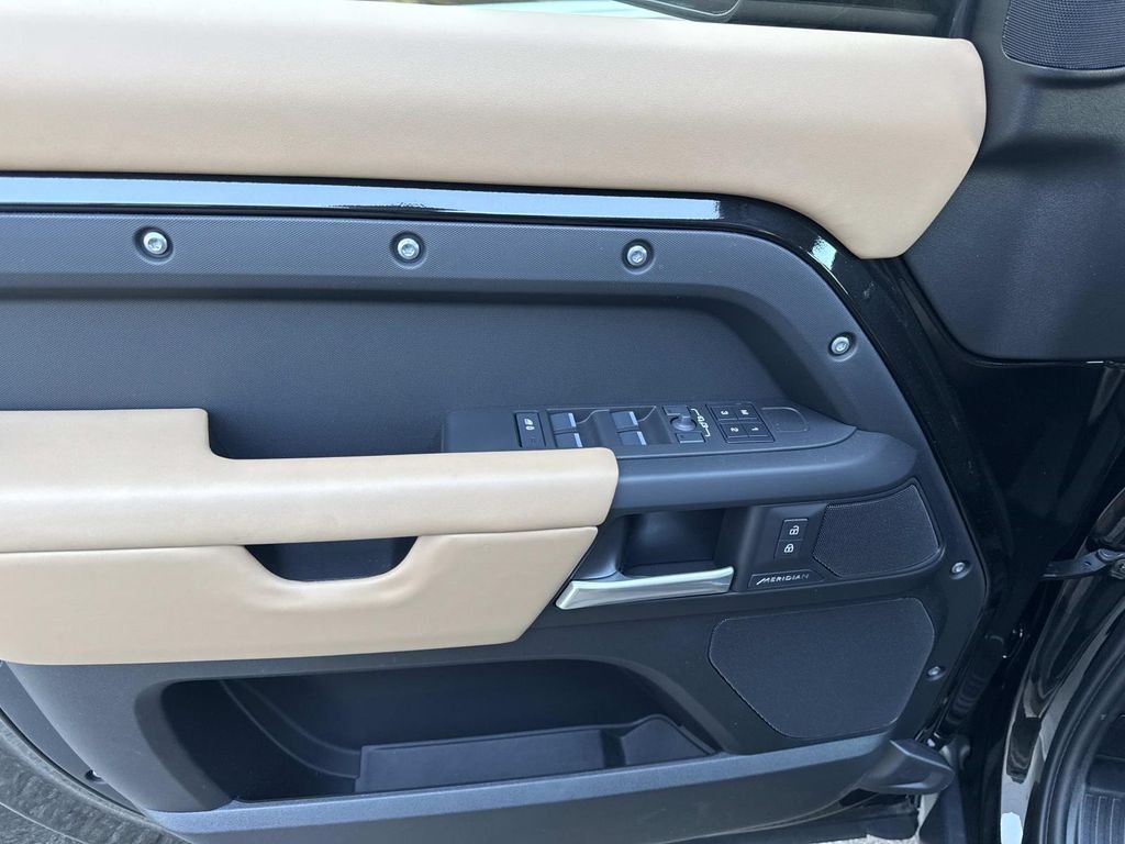New 2026 Santorini Black Land Rover S image 19