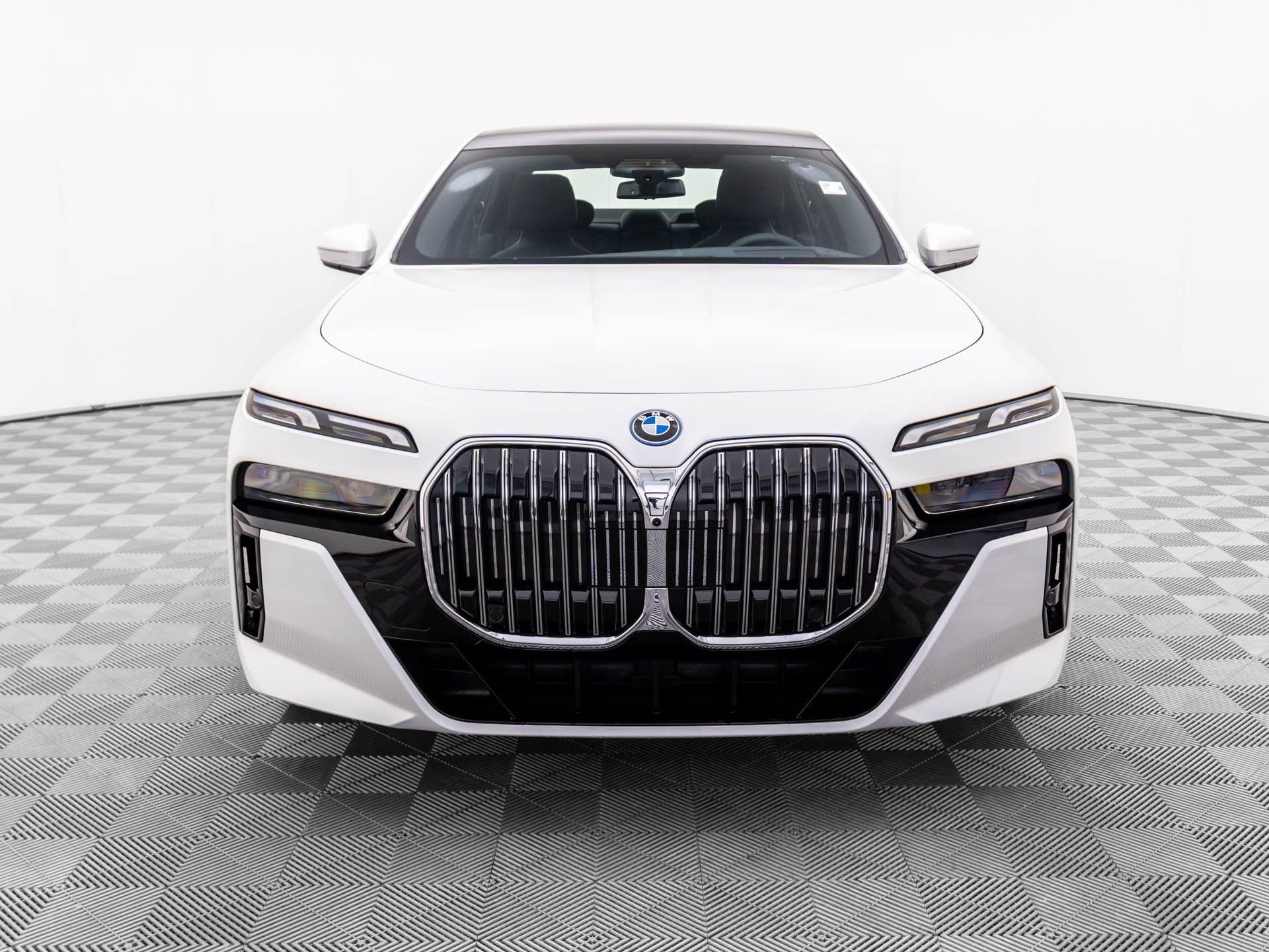 2025 BMW 7 Series 750e - Photo 10