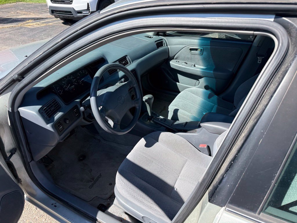Used 2000 Lunar Mist Metallic Toyota LE image 6