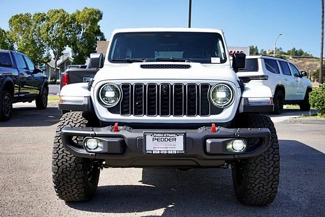 New 2026 Bright White Clear-Coat Exterior Paint Jeep Rubicon X image 4