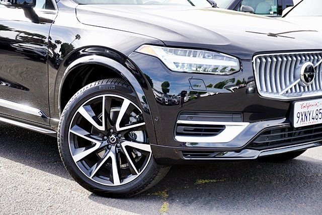 Used 2025 Black Volvo B6 Plus 6-Seater image 3